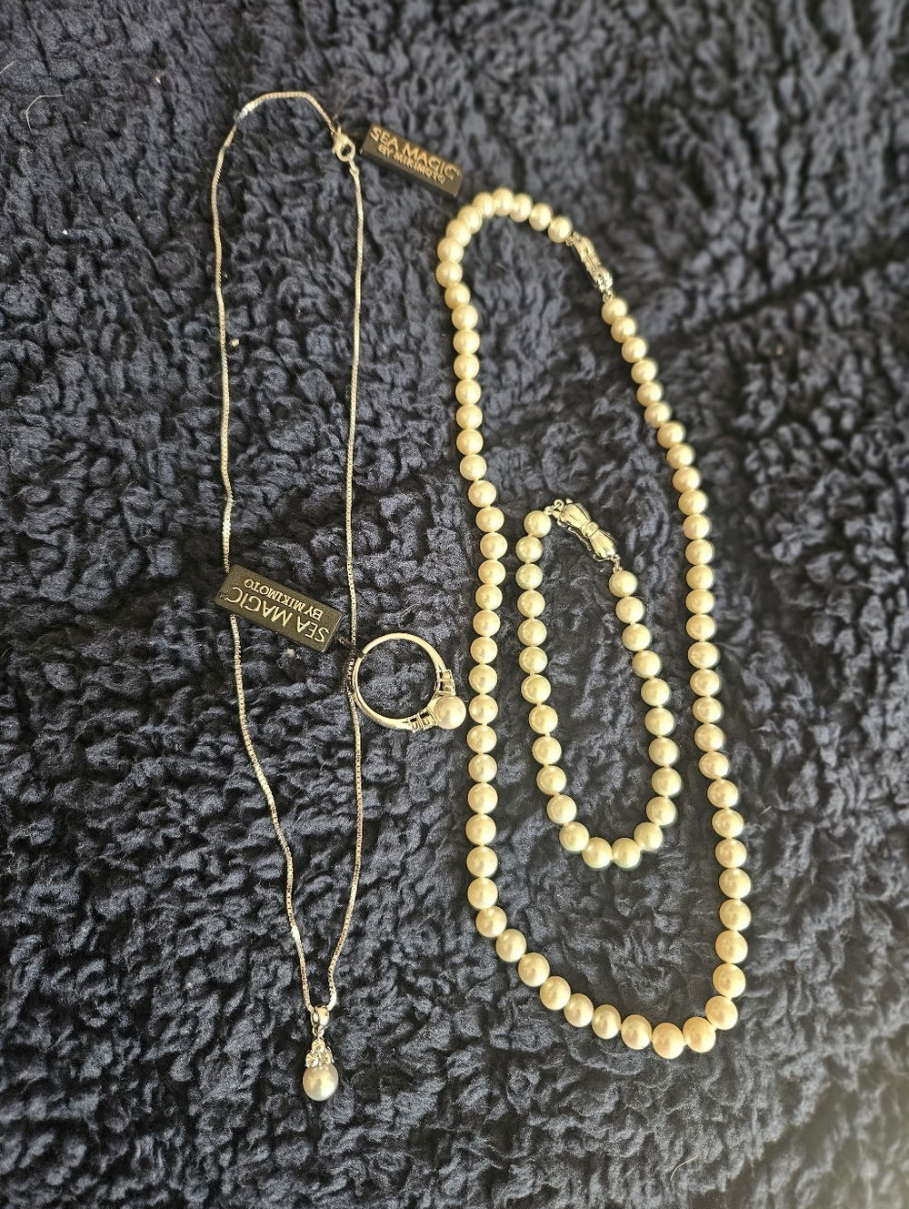 Mikimoto Cream Pearl Necklace with Gold Bow Clasp Bundle